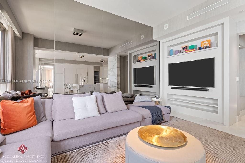 出租: $42,000 (4 贝兹, 6 浴室, 4609 平方英尺)