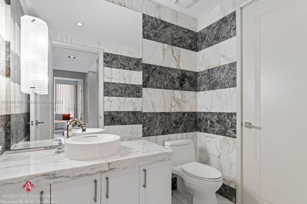 出租: $42,000 (4 贝兹, 6 浴室, 4609 平方英尺)