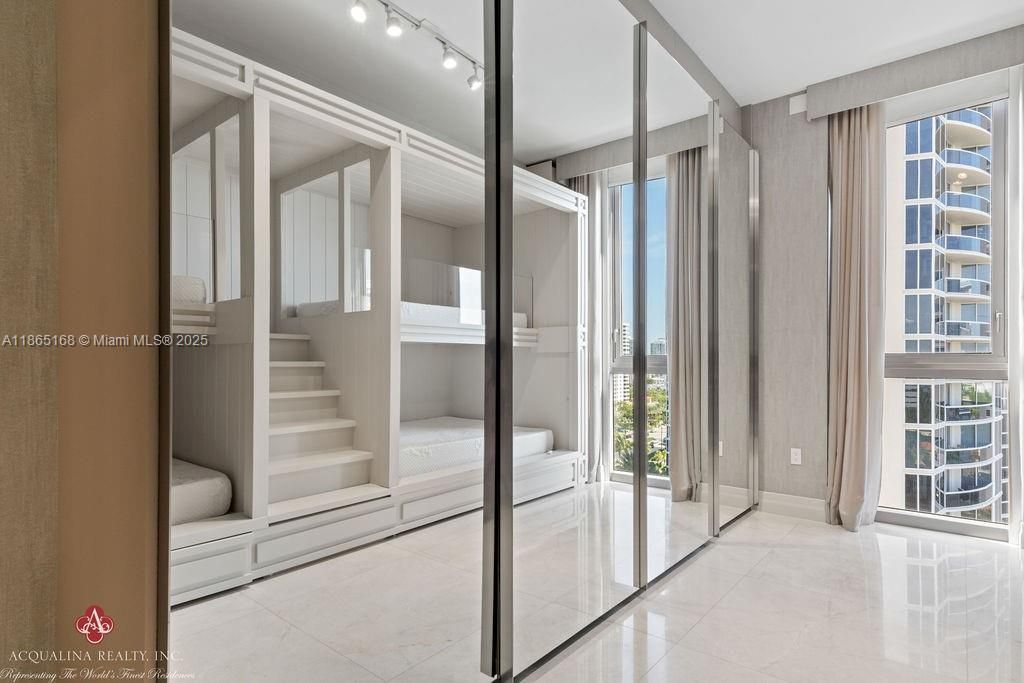 出租: $42,000 (4 贝兹, 6 浴室, 4609 平方英尺)