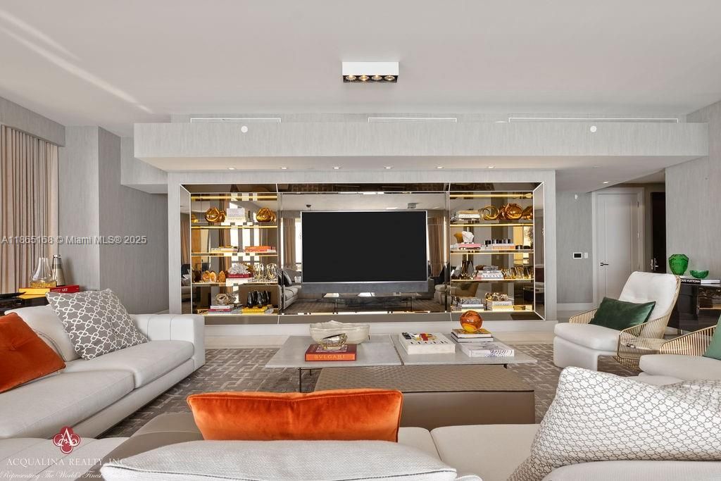 出租: $42,000 (4 贝兹, 6 浴室, 4609 平方英尺)