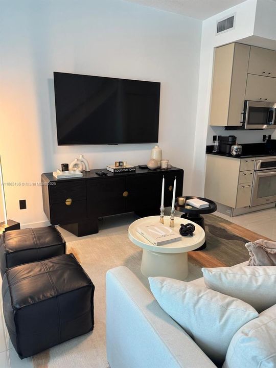 For Sale: $425,000 (1 beds, 1 baths, 785 Square Feet)