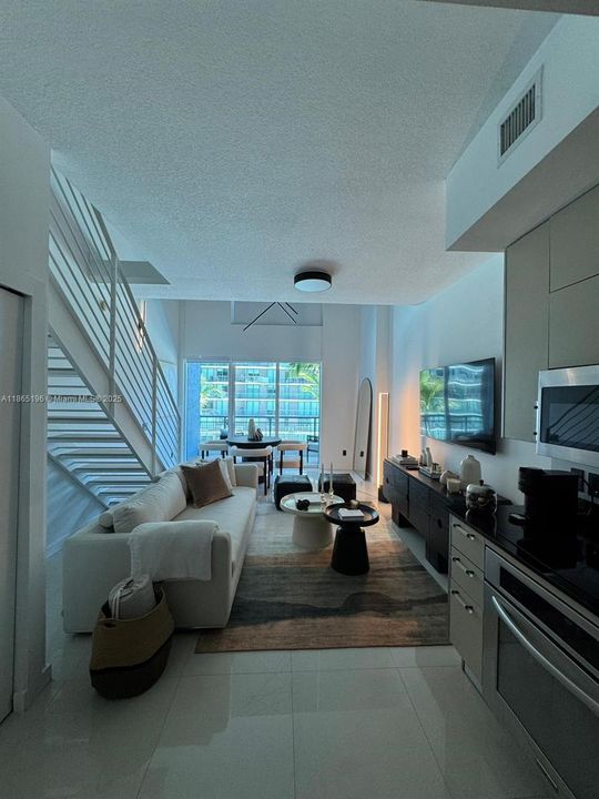 For Sale: $425,000 (1 beds, 1 baths, 785 Square Feet)