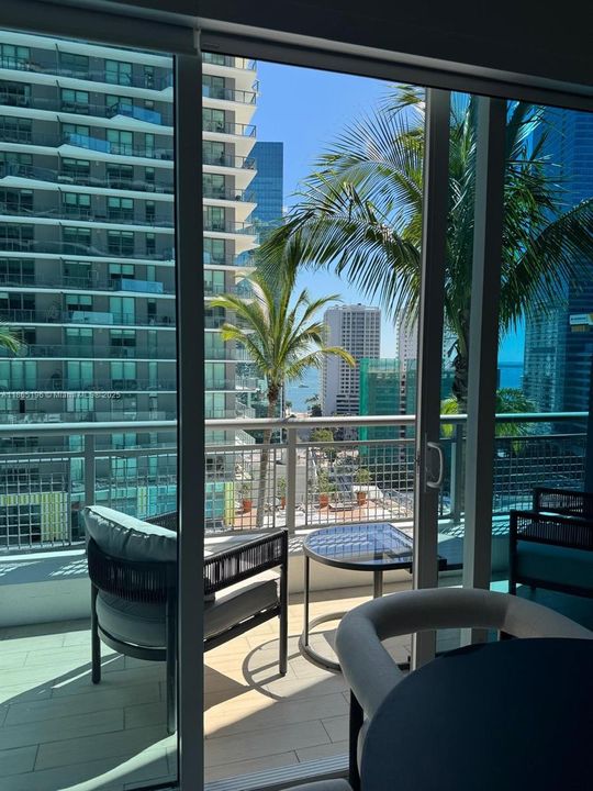 For Sale: $425,000 (1 beds, 1 baths, 785 Square Feet)