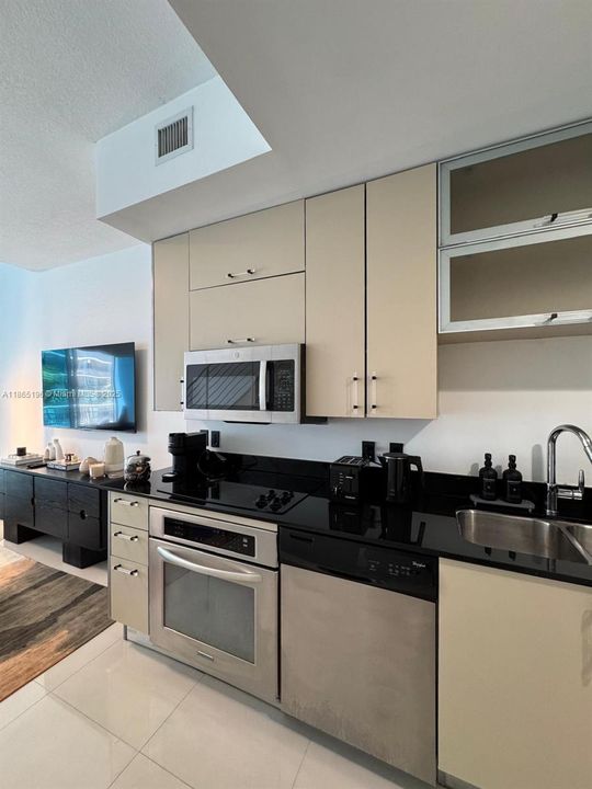 For Sale: $425,000 (1 beds, 1 baths, 785 Square Feet)