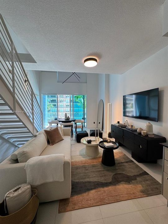 For Sale: $425,000 (1 beds, 1 baths, 785 Square Feet)