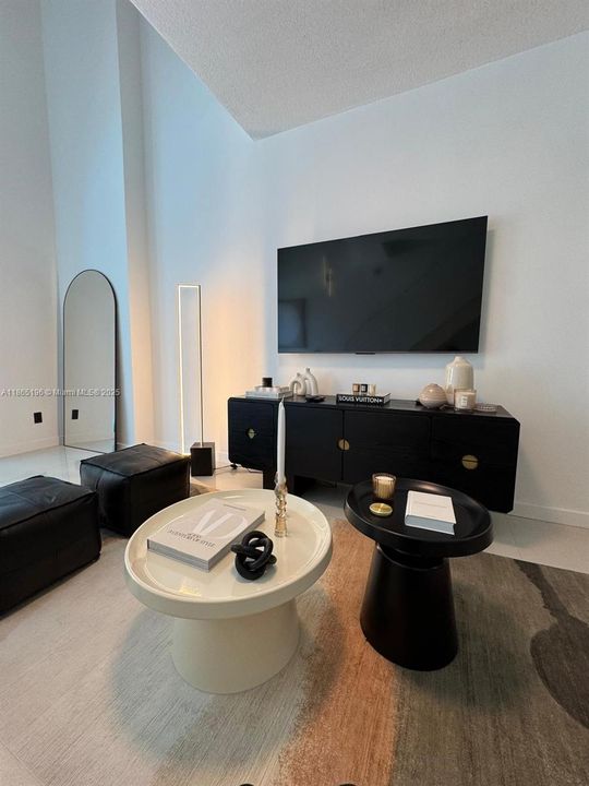 For Sale: $425,000 (1 beds, 1 baths, 785 Square Feet)