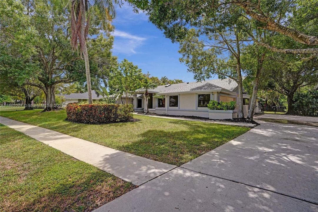 合同活跃: $845,000 (4 贝兹, 2 浴室, 2834 平方英尺)