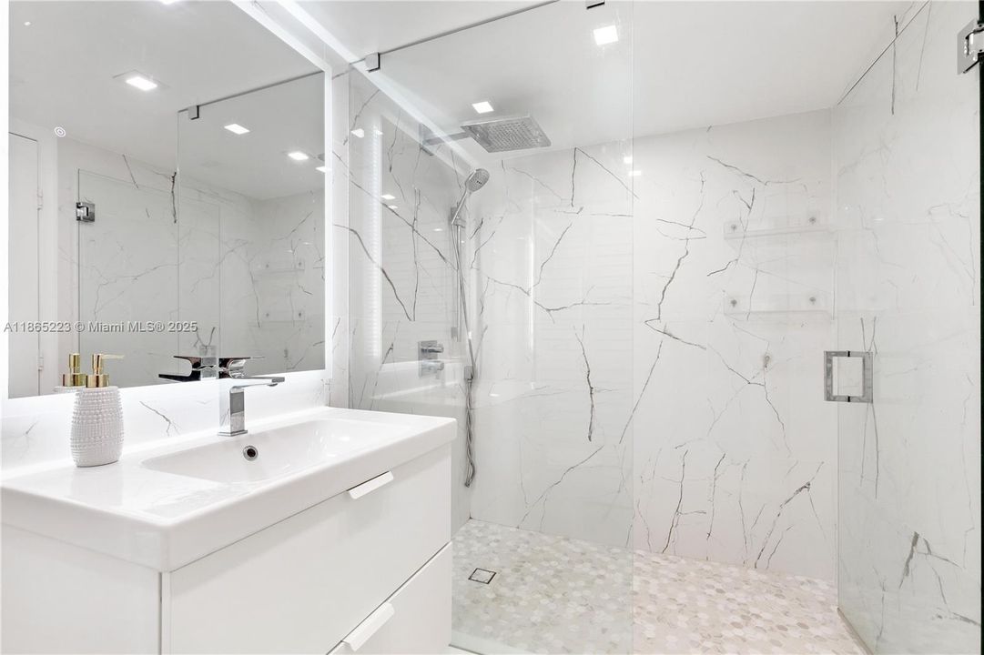 待售: $310,000 (1 贝兹, 1 浴室, 859 平方英尺)