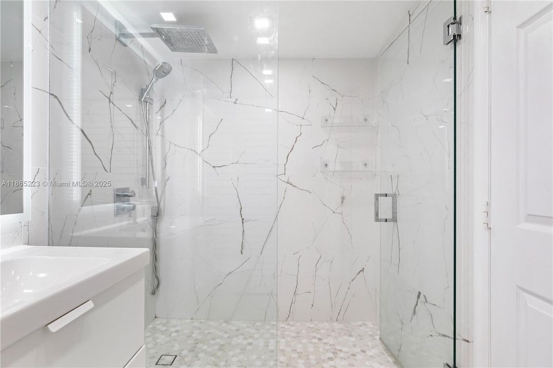 待售: $310,000 (1 贝兹, 1 浴室, 859 平方英尺)