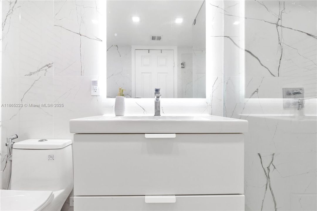 待售: $310,000 (1 贝兹, 1 浴室, 859 平方英尺)