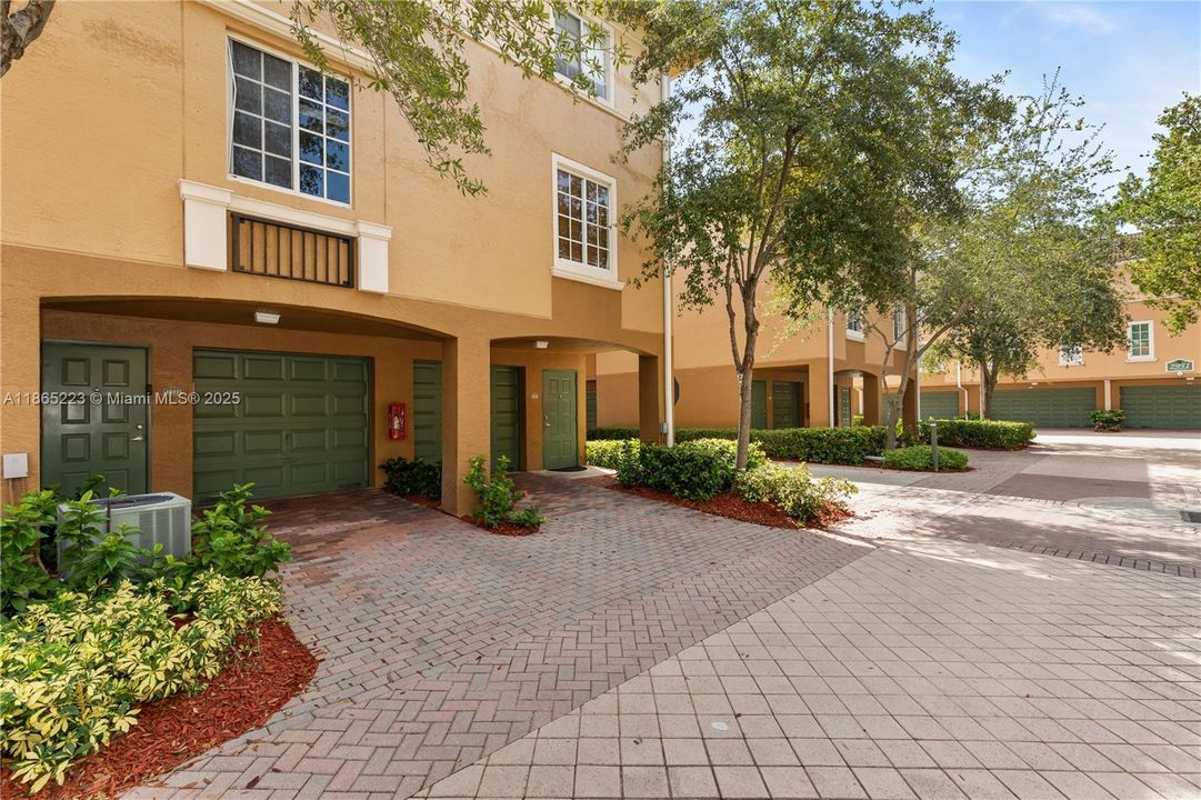 待售: $310,000 (1 贝兹, 1 浴室, 859 平方英尺)