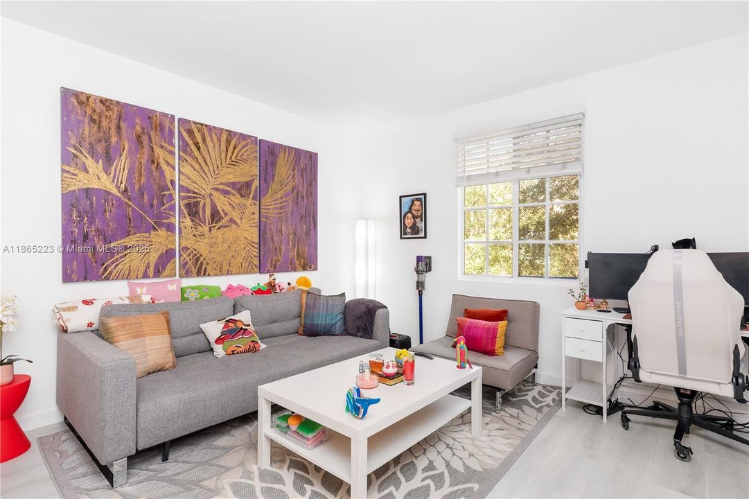 待售: $310,000 (1 贝兹, 1 浴室, 859 平方英尺)