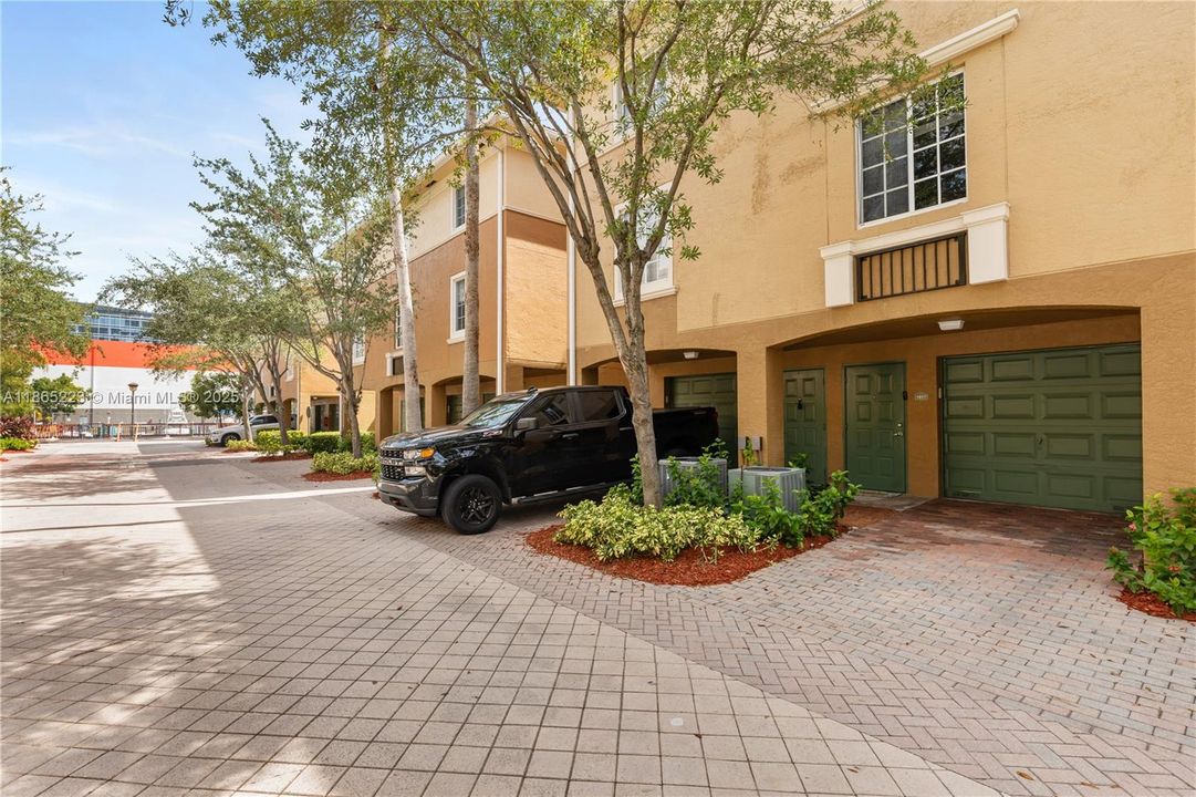 待售: $310,000 (1 贝兹, 1 浴室, 859 平方英尺)