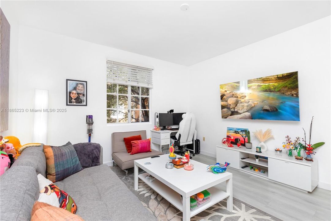 待售: $310,000 (1 贝兹, 1 浴室, 859 平方英尺)