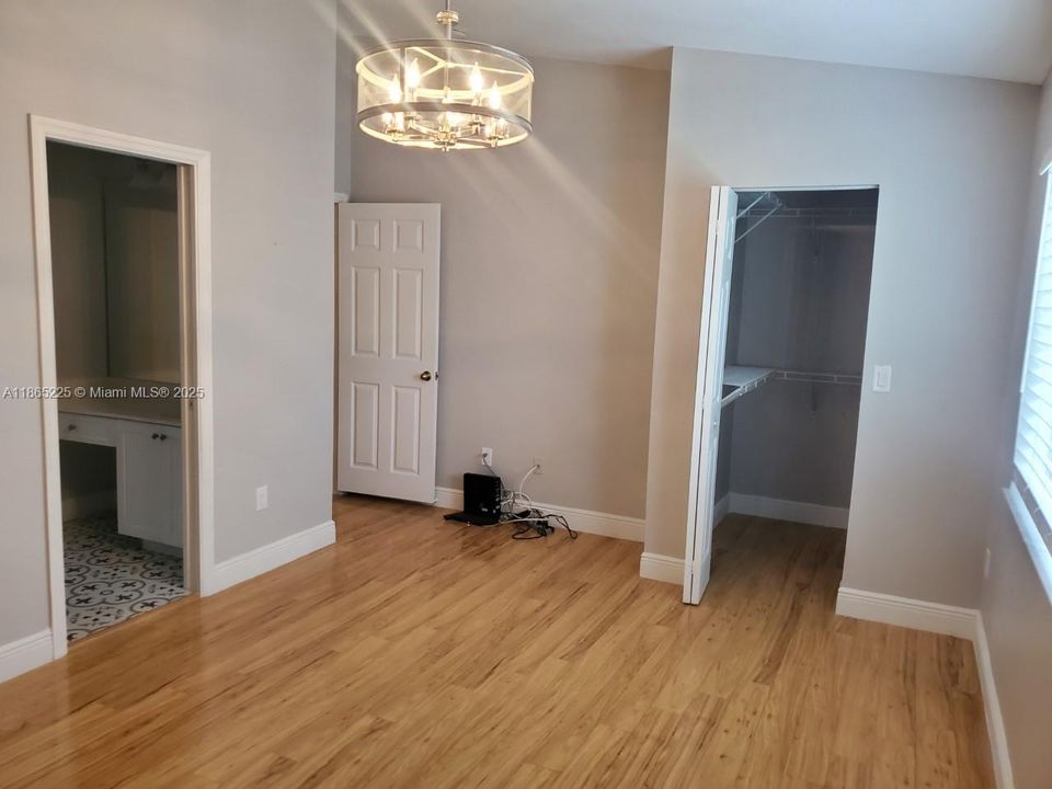 Под контрактом: $2,400 (2 спален, 1 ванн, 1114 Квадратных фут)