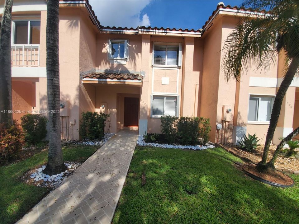 Под контрактом: $2,400 (2 спален, 1 ванн, 1114 Квадратных фут)