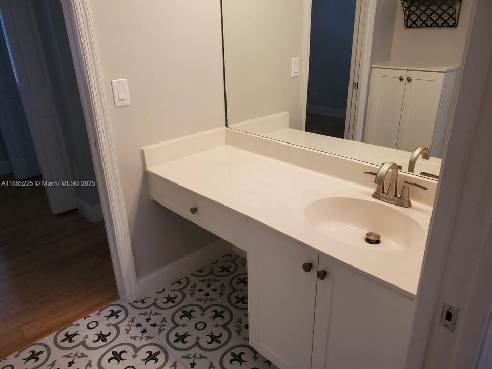 Под контрактом: $2,400 (2 спален, 1 ванн, 1114 Квадратных фут)