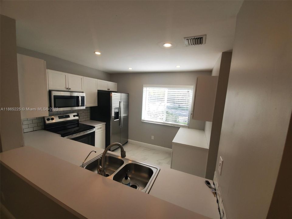 Под контрактом: $2,400 (2 спален, 1 ванн, 1114 Квадратных фут)