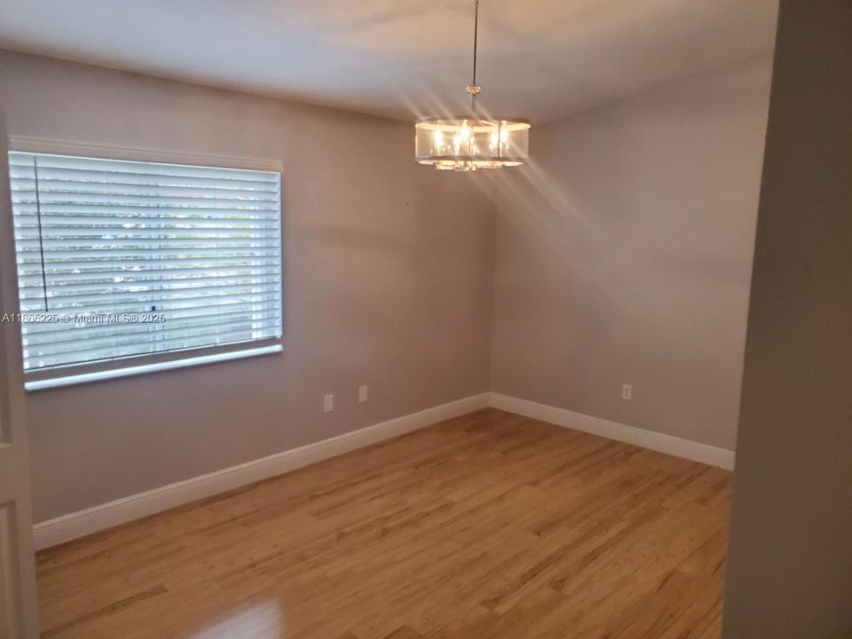 Под контрактом: $2,400 (2 спален, 1 ванн, 1114 Квадратных фут)