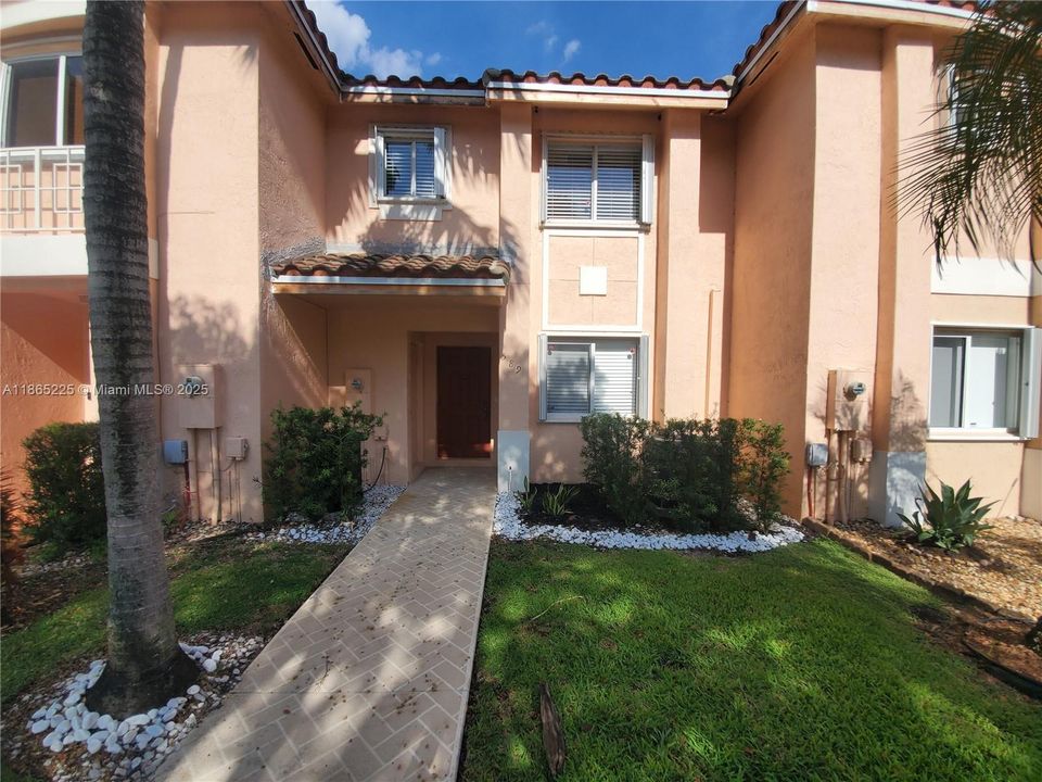 Под контрактом: $2,400 (2 спален, 1 ванн, 1114 Квадратных фут)