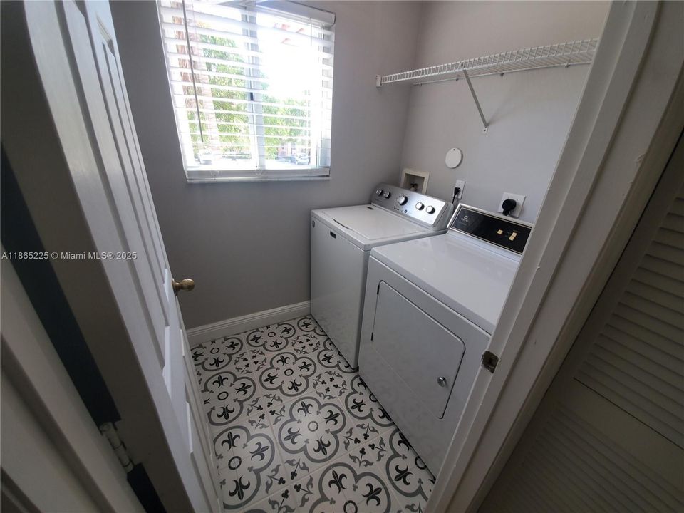 Под контрактом: $2,400 (2 спален, 1 ванн, 1114 Квадратных фут)