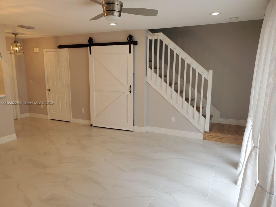 Под контрактом: $2,400 (2 спален, 1 ванн, 1114 Квадратных фут)