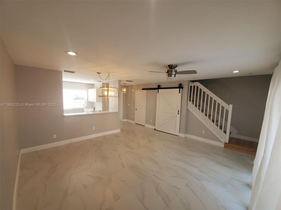 Под контрактом: $2,400 (2 спален, 1 ванн, 1114 Квадратных фут)