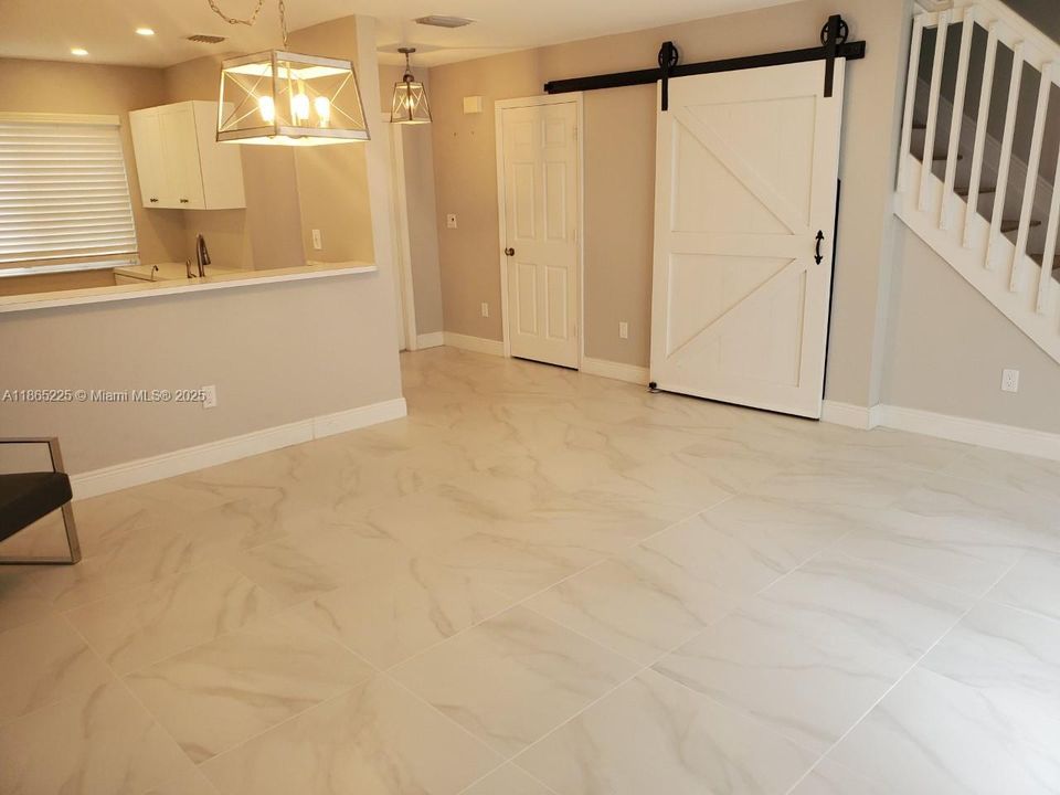 Под контрактом: $2,400 (2 спален, 1 ванн, 1114 Квадратных фут)