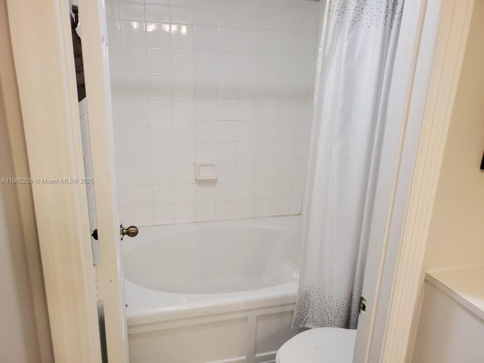 Под контрактом: $2,400 (2 спален, 1 ванн, 1114 Квадратных фут)