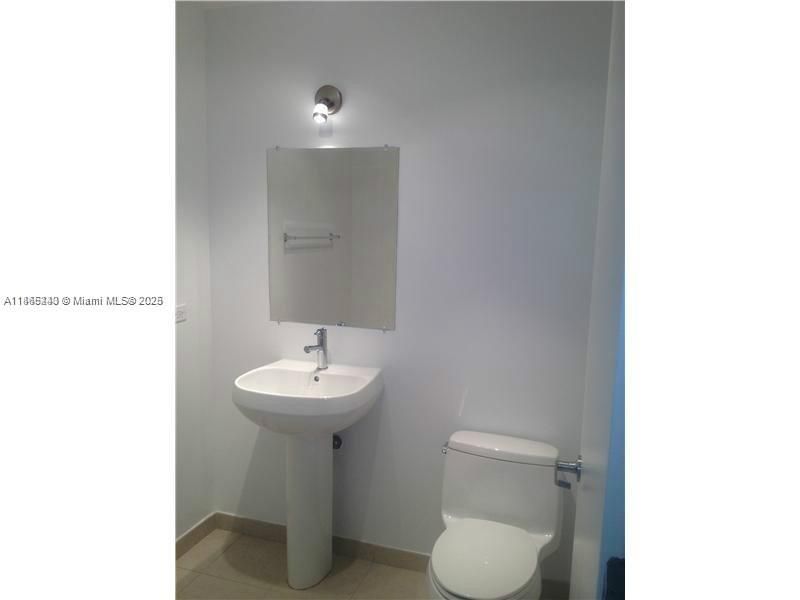 For Sale: $475,000 (1 beds, 1 baths, 861 Square Feet)