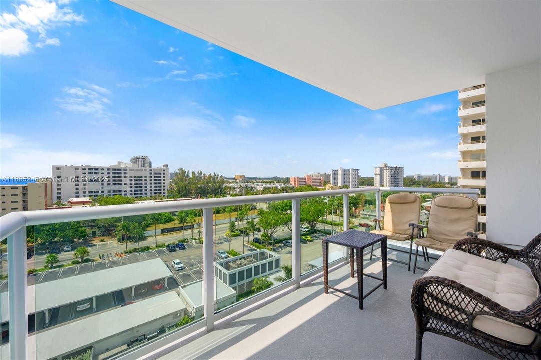 Active With Contract: $4,000 (2 beds, 2 baths, 975 Square Feet)