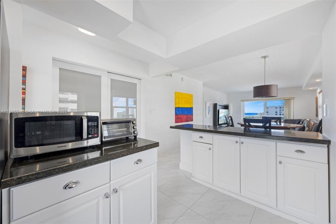 Active With Contract: $4,000 (2 beds, 2 baths, 975 Square Feet)