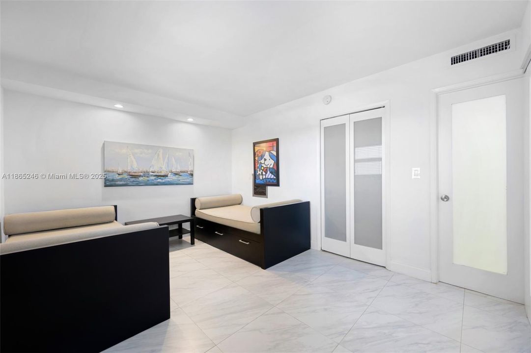 Active With Contract: $4,000 (2 beds, 2 baths, 975 Square Feet)
