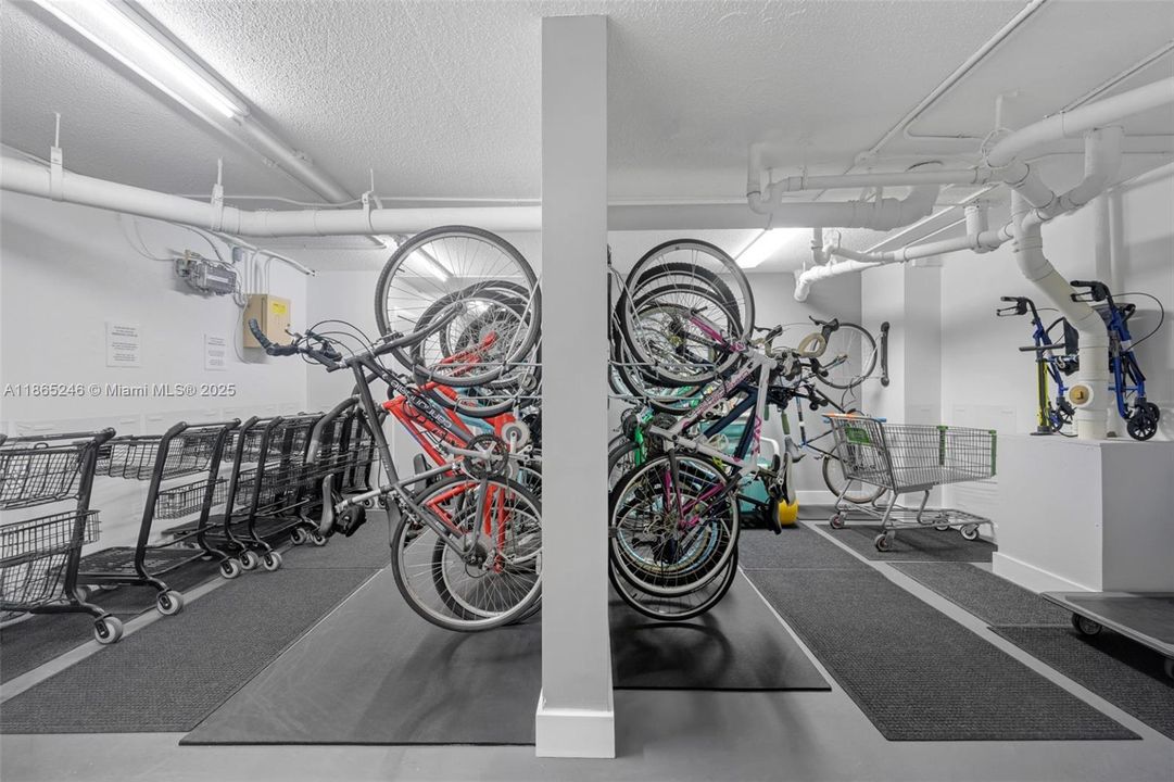 Active With Contract: $4,000 (2 beds, 2 baths, 975 Square Feet)