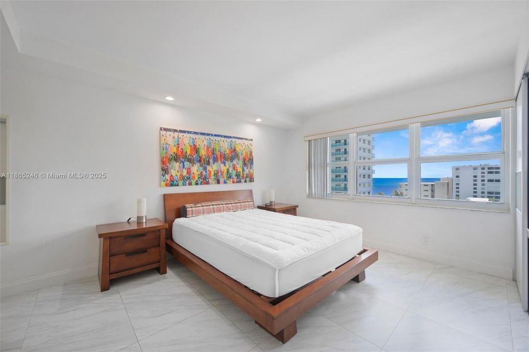 Active With Contract: $4,000 (2 beds, 2 baths, 975 Square Feet)