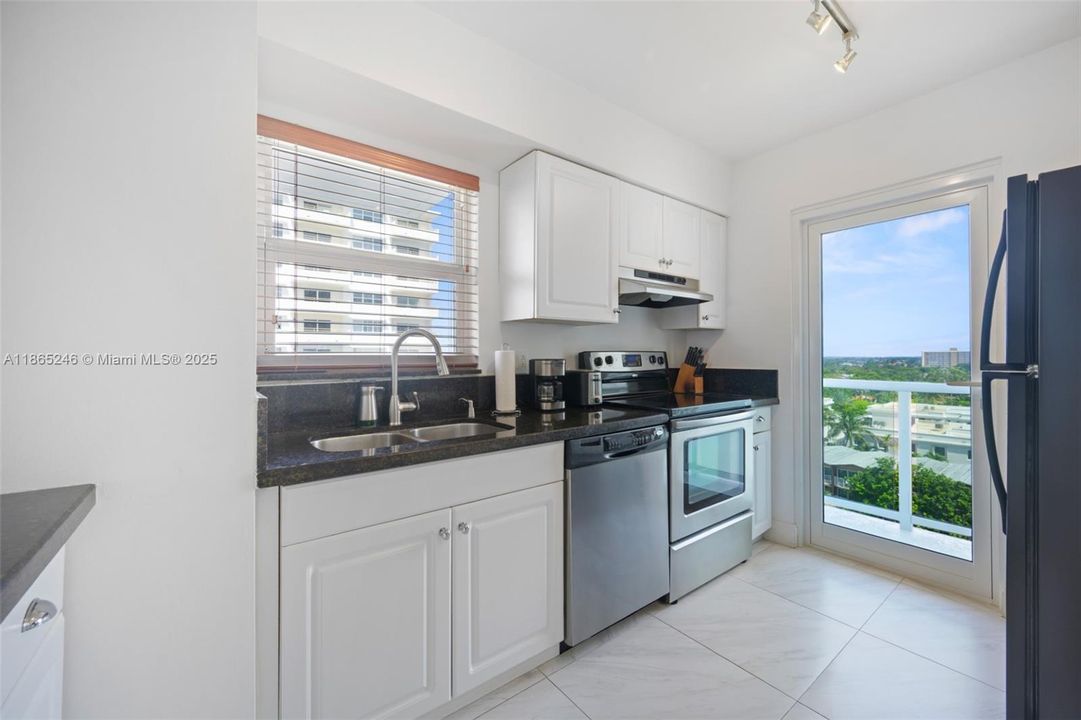 Active With Contract: $4,000 (2 beds, 2 baths, 975 Square Feet)