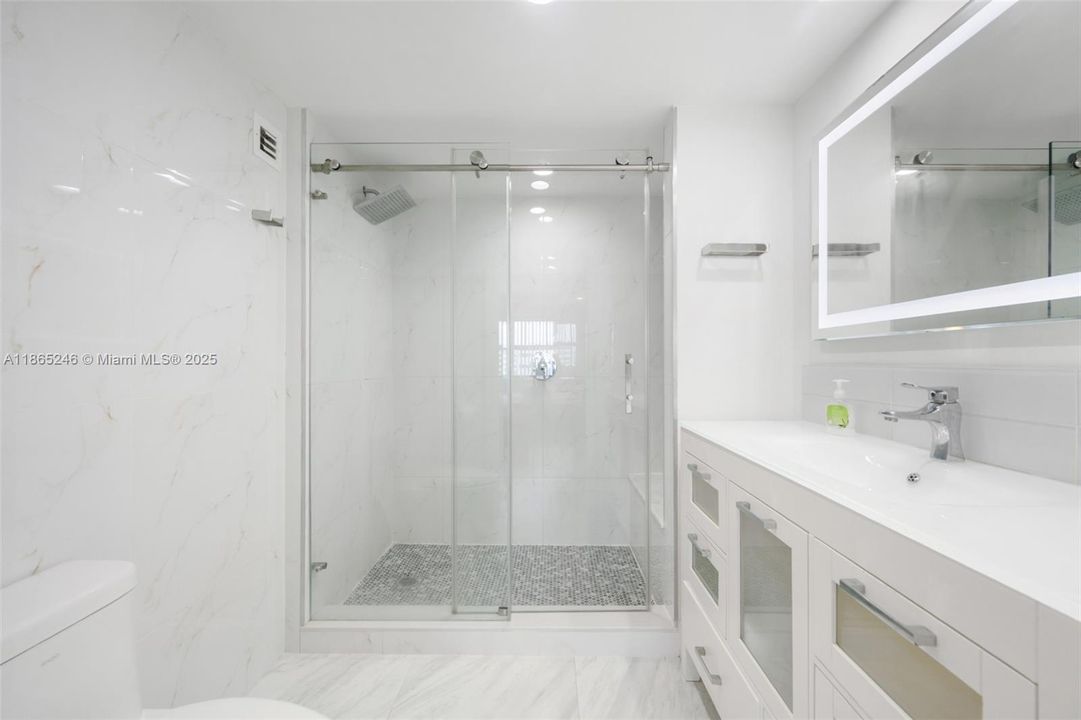 Active With Contract: $4,000 (2 beds, 2 baths, 975 Square Feet)