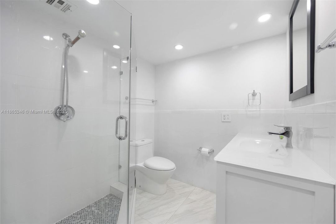 Active With Contract: $4,000 (2 beds, 2 baths, 975 Square Feet)