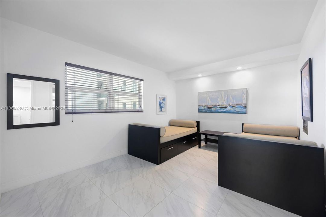 Active With Contract: $4,000 (2 beds, 2 baths, 975 Square Feet)