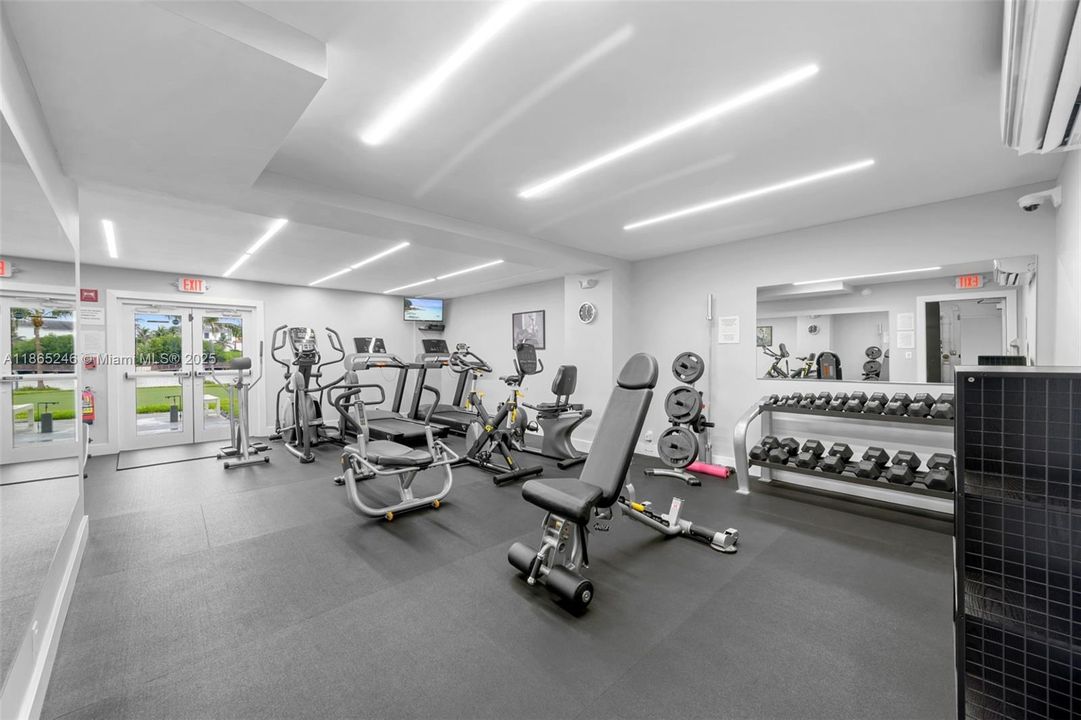 Active With Contract: $4,000 (2 beds, 2 baths, 975 Square Feet)