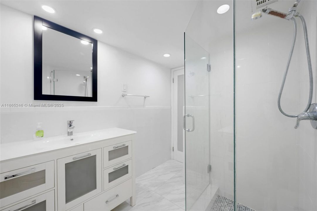 Active With Contract: $4,000 (2 beds, 2 baths, 975 Square Feet)