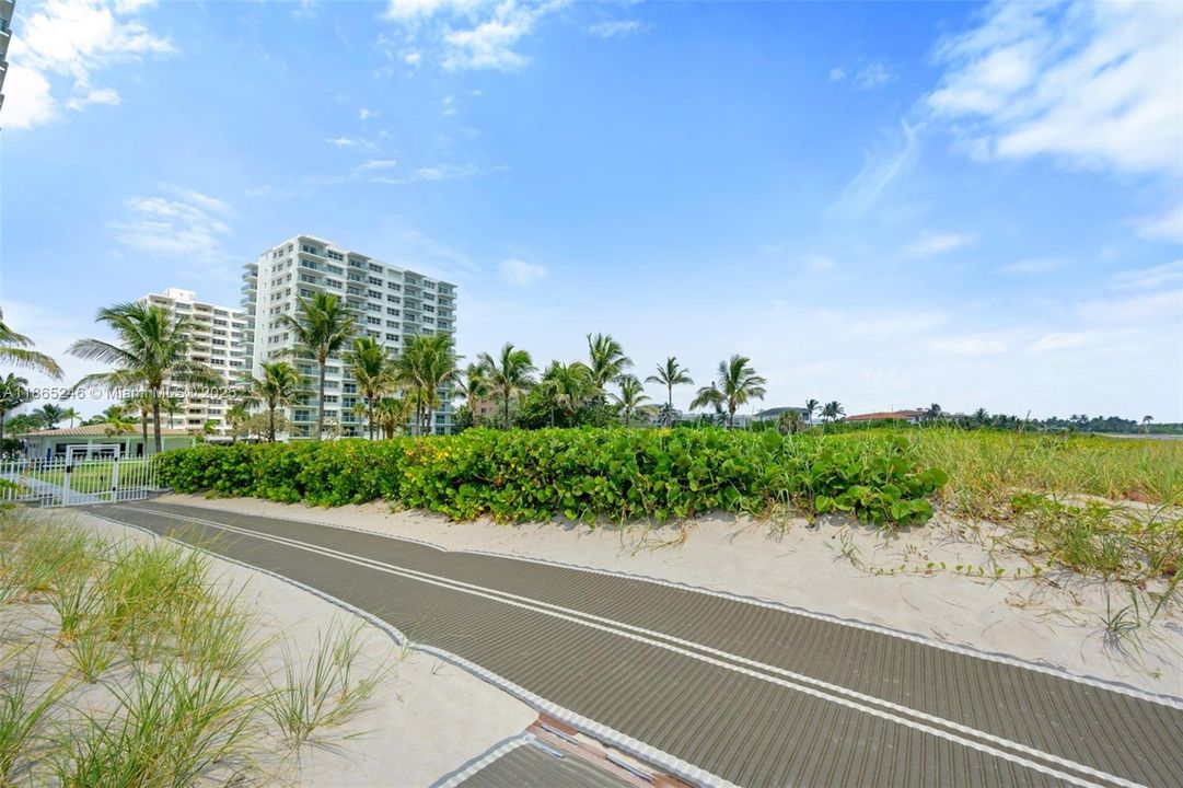 Active With Contract: $4,000 (2 beds, 2 baths, 975 Square Feet)