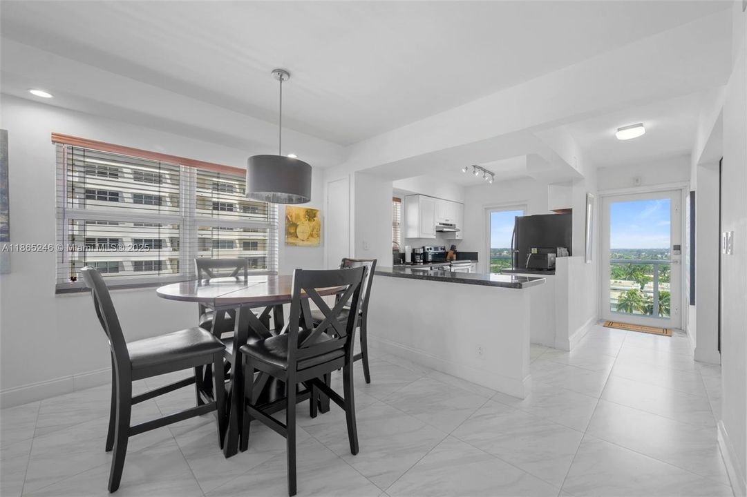 Active With Contract: $4,000 (2 beds, 2 baths, 975 Square Feet)