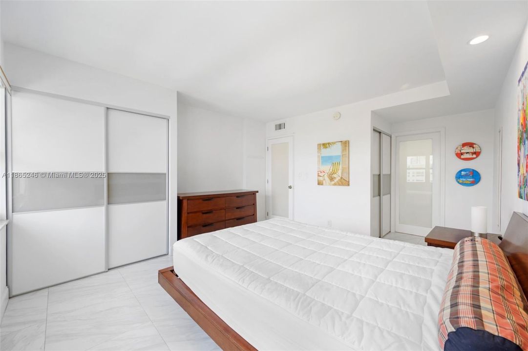 Active With Contract: $4,000 (2 beds, 2 baths, 975 Square Feet)
