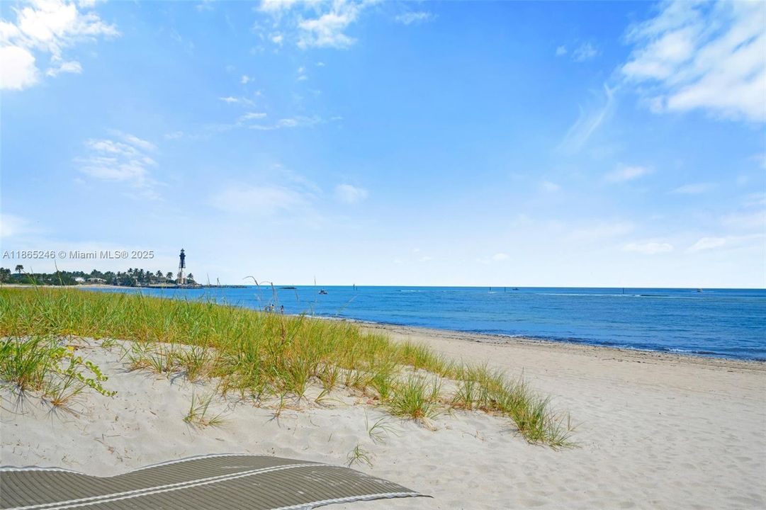 Active With Contract: $4,000 (2 beds, 2 baths, 975 Square Feet)