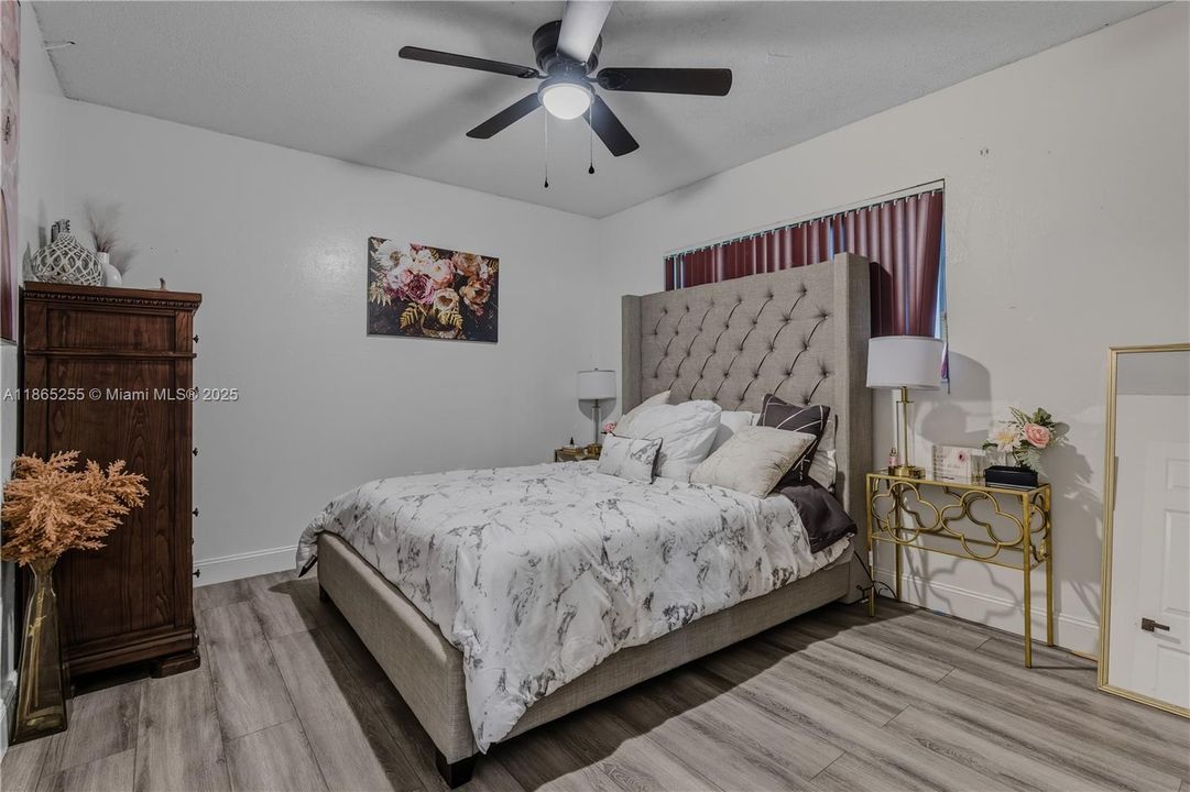 Под контрактом: $720,000 (4 спален, 2 ванн, 2877 Квадратных фут)