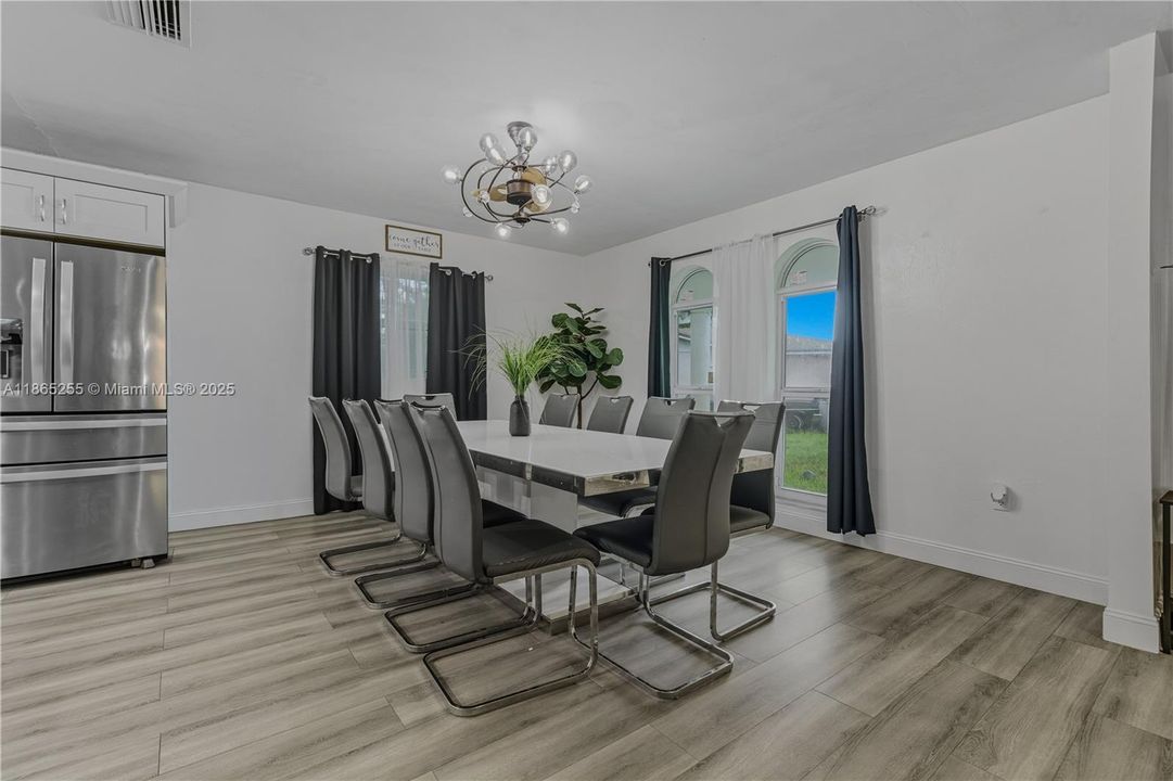 Под контрактом: $720,000 (4 спален, 2 ванн, 2877 Квадратных фут)