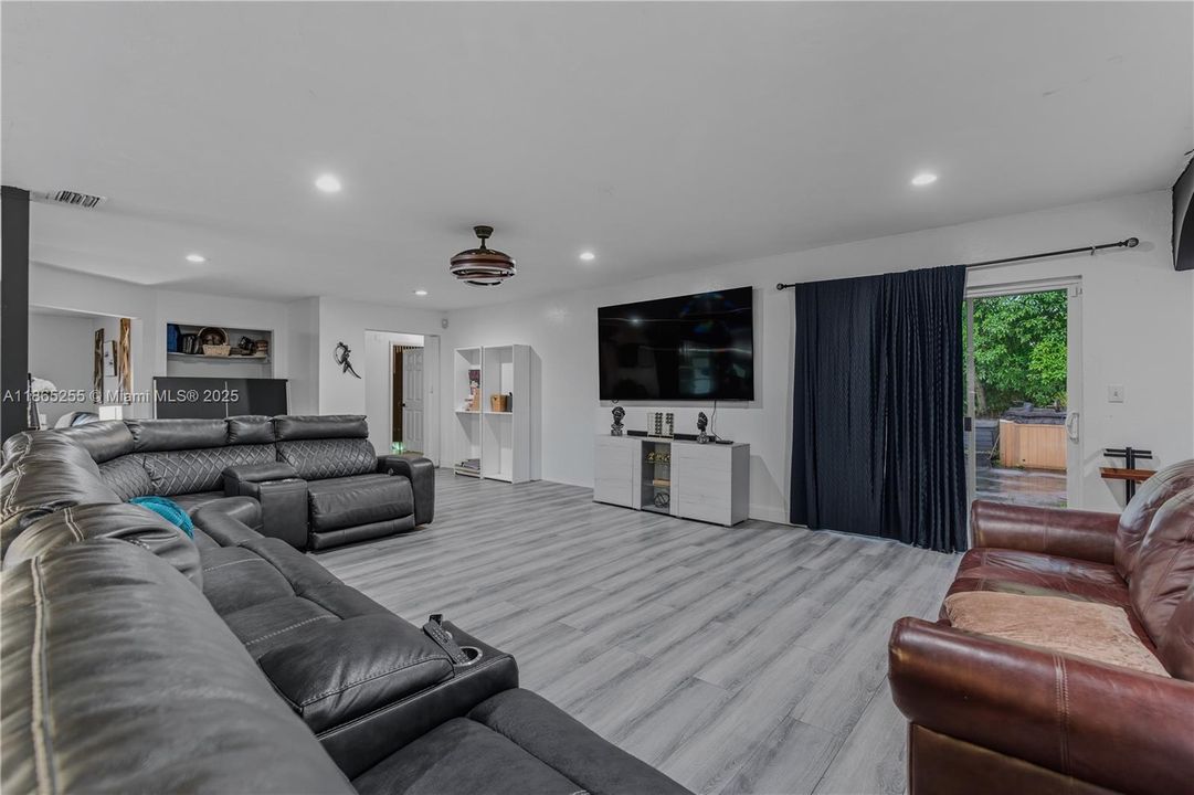 Под контрактом: $720,000 (4 спален, 2 ванн, 2877 Квадратных фут)