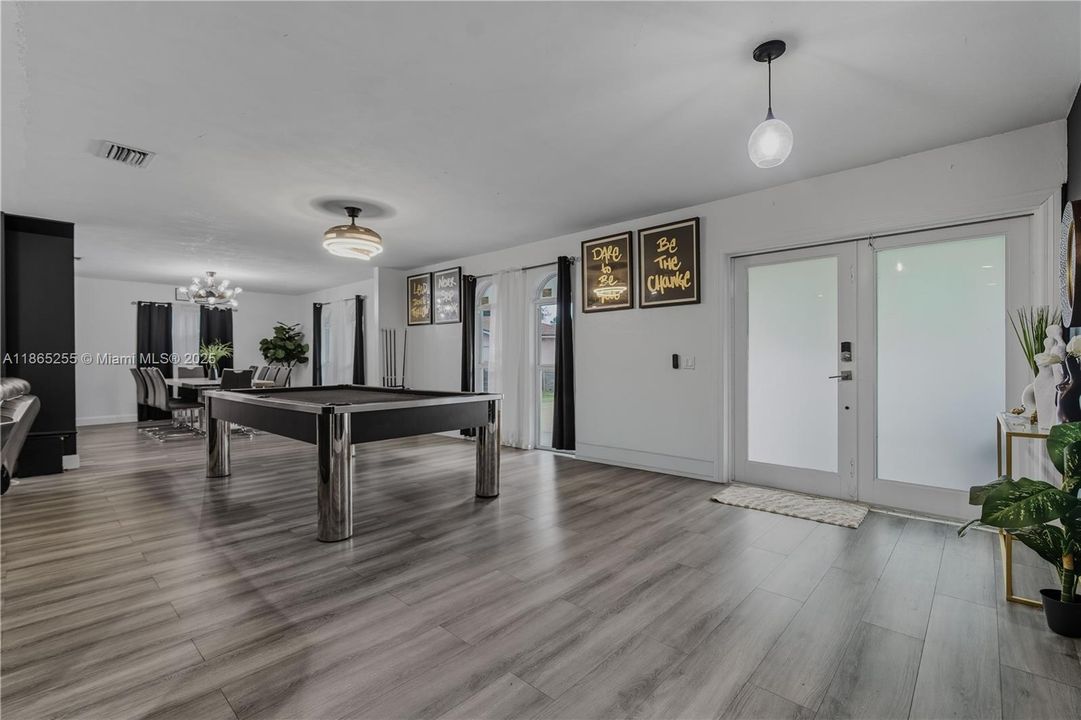 Под контрактом: $720,000 (4 спален, 2 ванн, 2877 Квадратных фут)