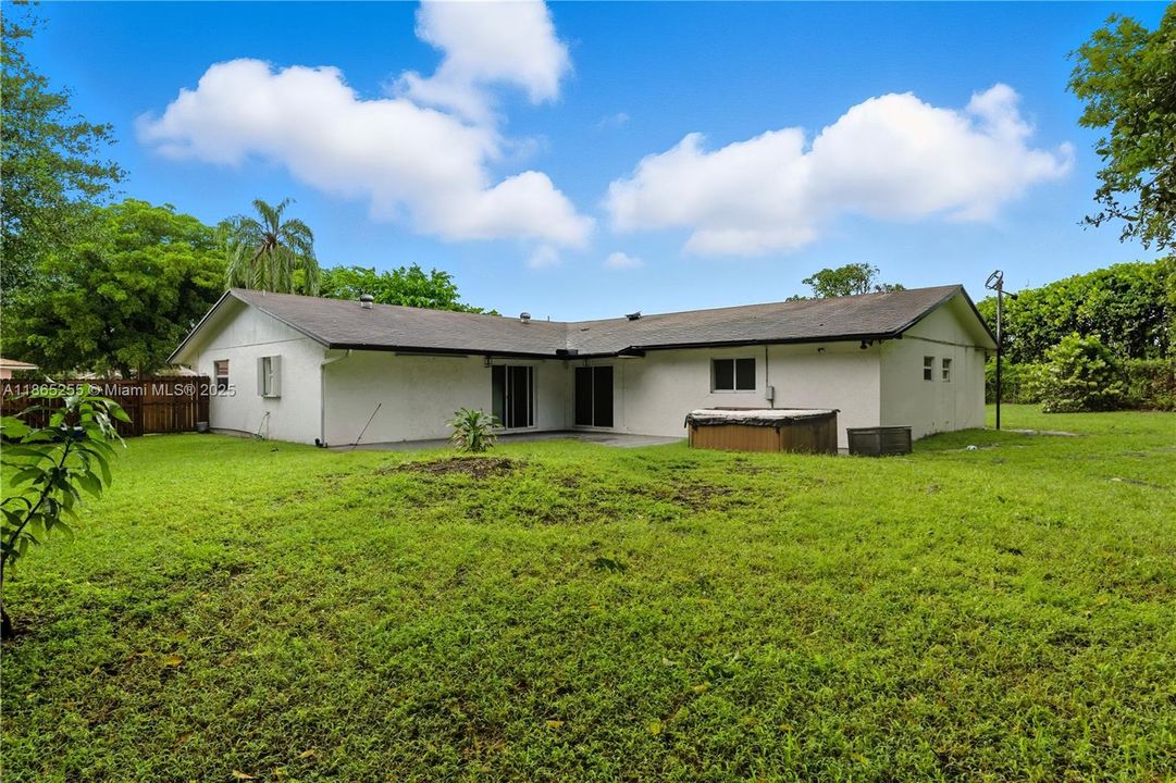 Под контрактом: $720,000 (4 спален, 2 ванн, 2877 Квадратных фут)